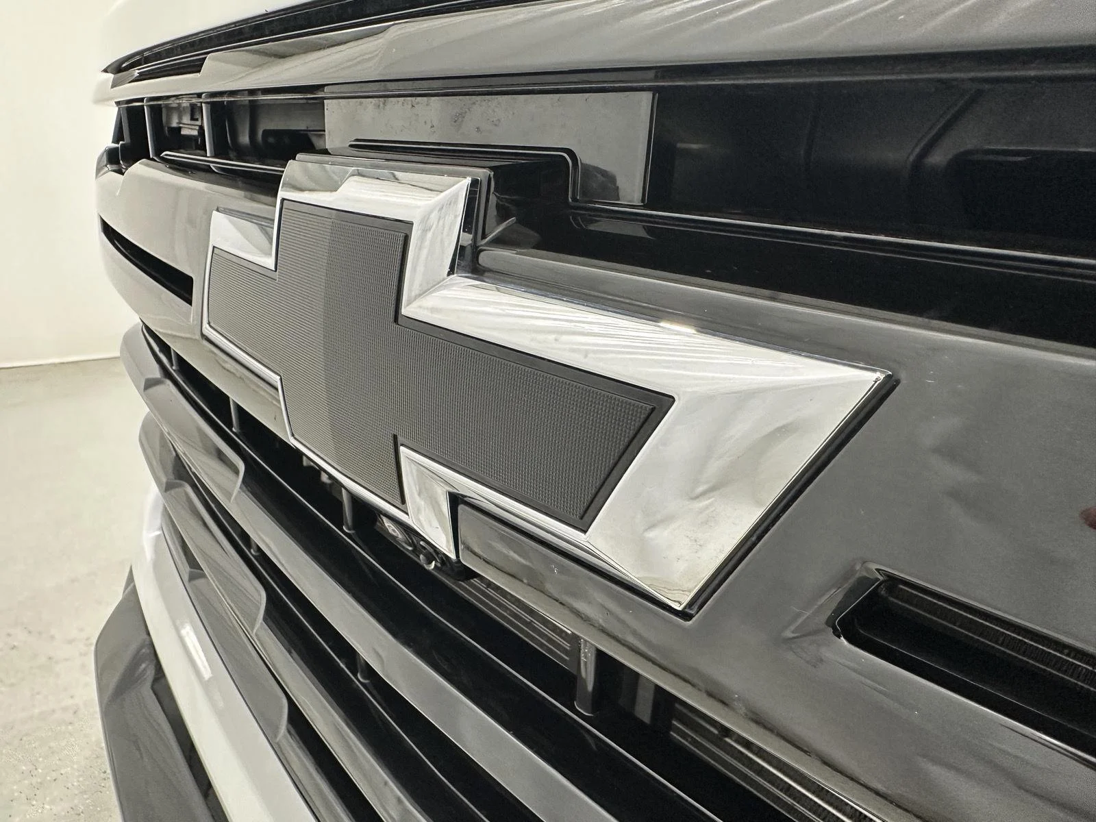 Used 2025 Summit White Chevrolet LTZ image 29