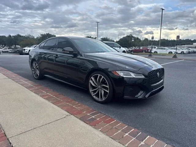Used 2024 Black Jaguar R-Dynamic SE image 3