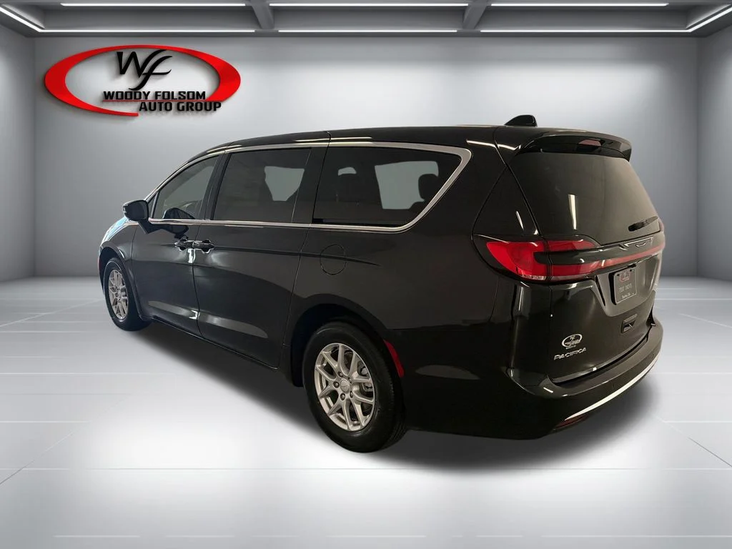 New 2027 Diamond Black Crystal Pearl-Coat Paint Chrysler Select image 8