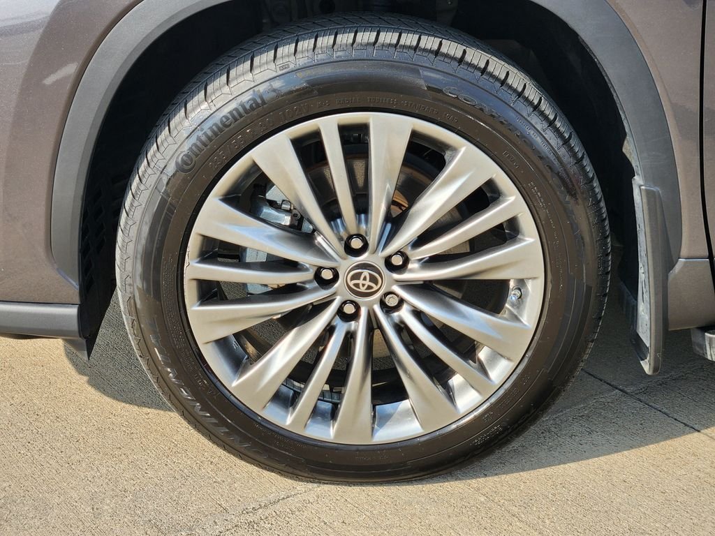 Used 2022 Magnetic Gray Metallic Toyota Platinum image 10
