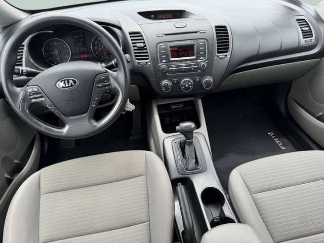 Used 2015 White Kia LX image 16