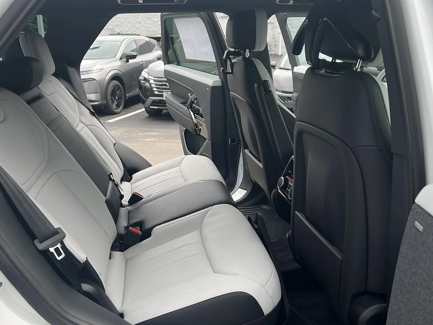 New 2026 Ostuni Pearl White Premium Metallic Land Rover Dynamic SE image 10