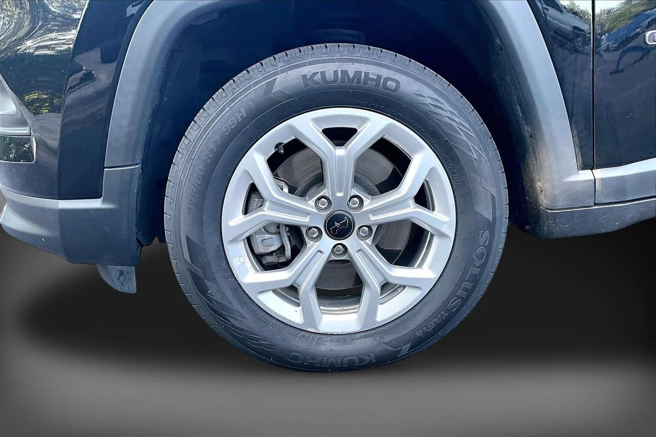 Certified Used 2025 Black Jeep Latitude image 32