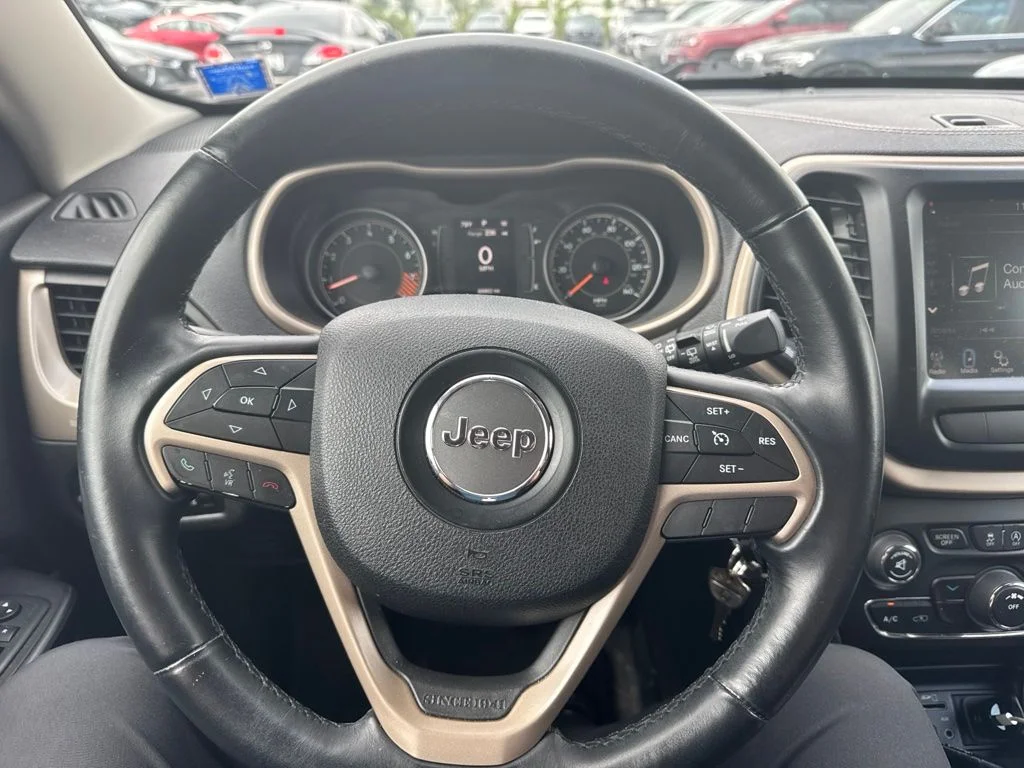 Used 2015 Red Jeep Latitude image 10