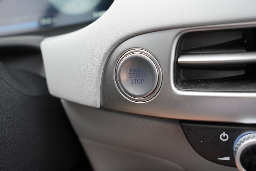Used 2025 White Hyundai SEL Premium image 36