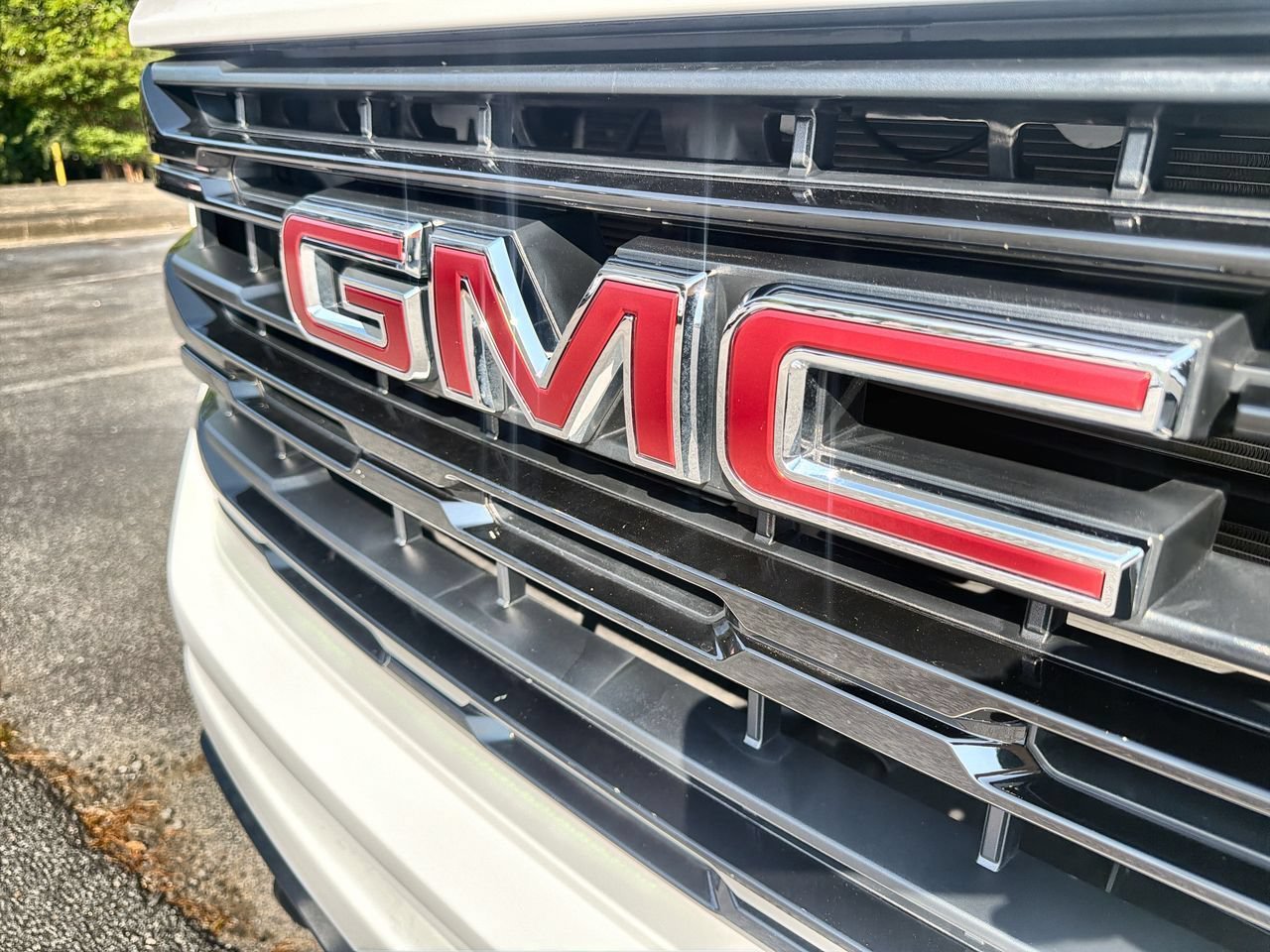 Used 2024 Summit White GMC Elevation image 26