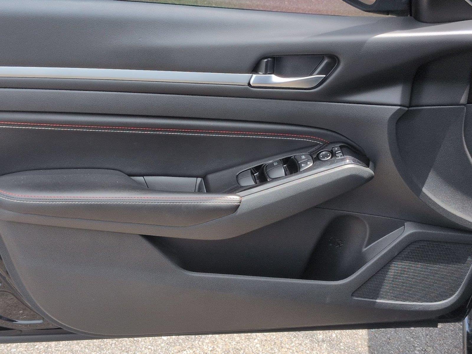 Used 2023 Super Black Nissan 2.5 SR image 15