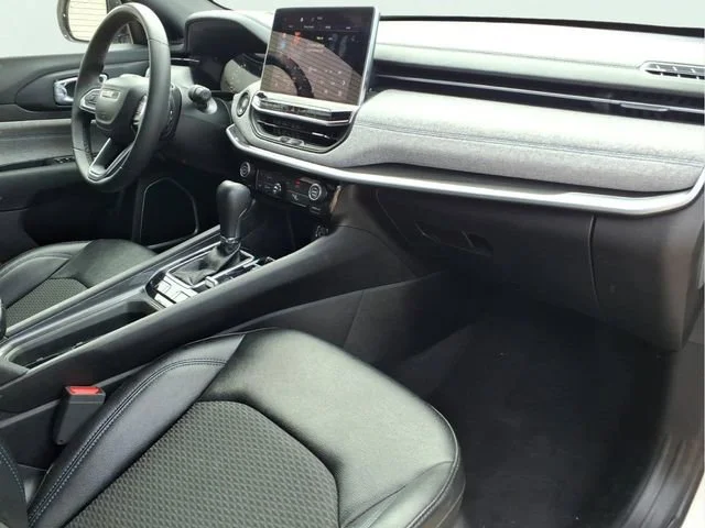 Used 2024  Jeep Latitude image 22