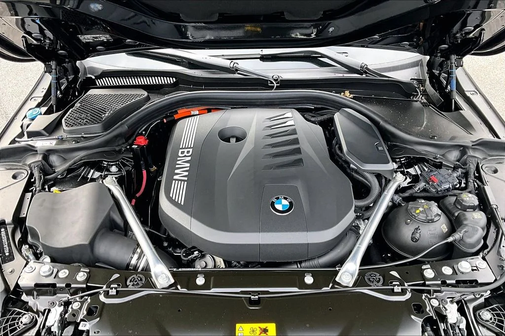2026 BMW 5 Series 550e - Photo 9