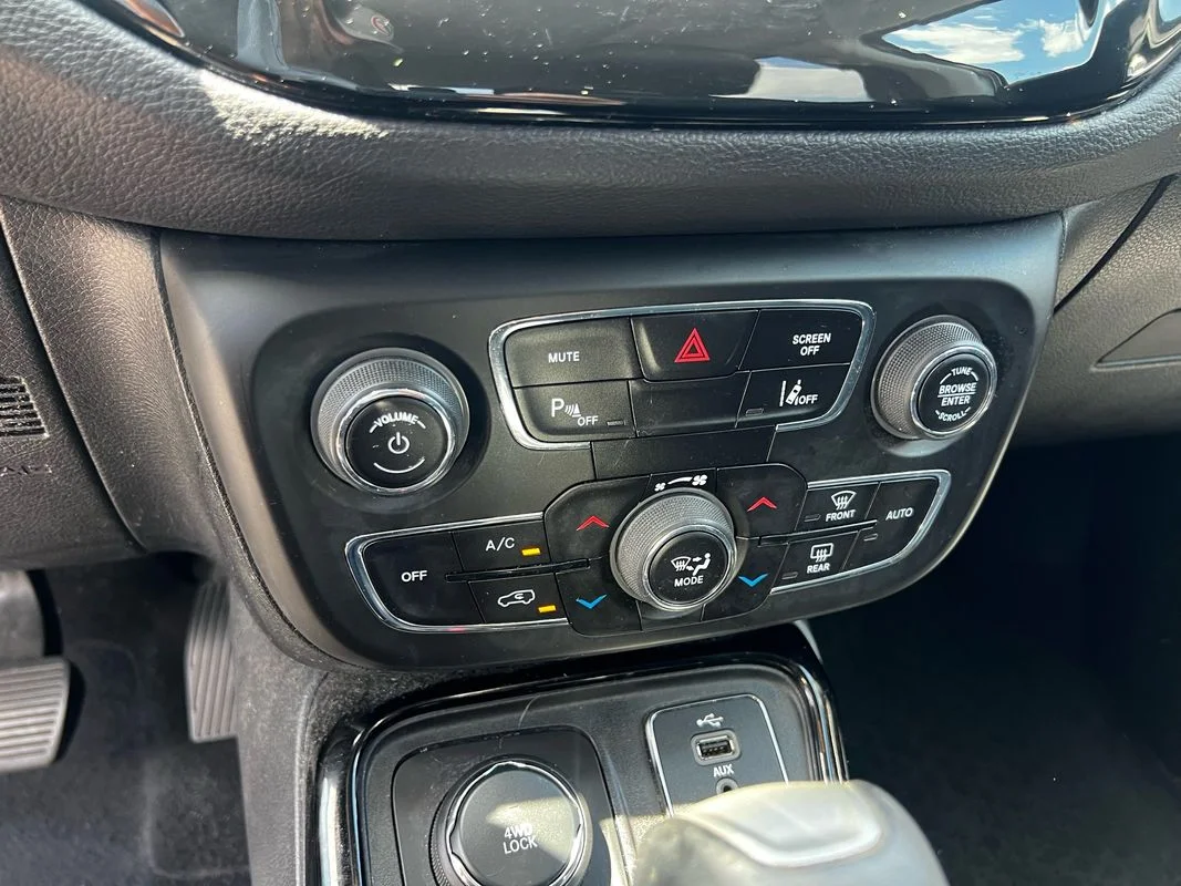 Used 2018  Jeep Altitude 4x4 image 21