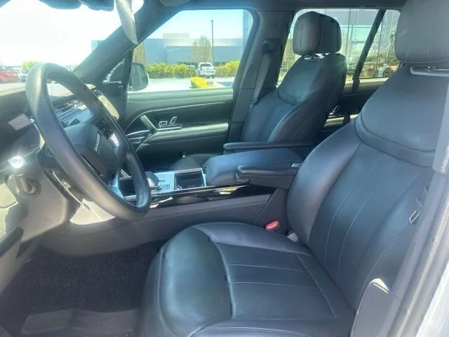 Used 2024  Land Rover SE image 9