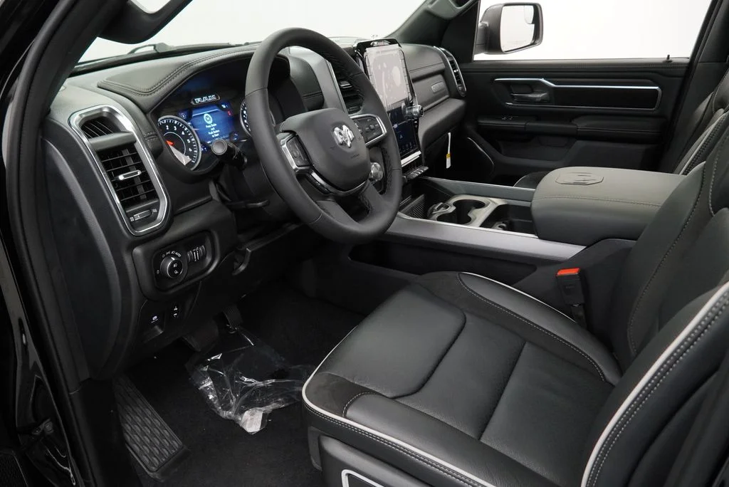 New 2027 Diamond Black Crystal Pearl-Coat Exterior Paint RAM Laramie image 16