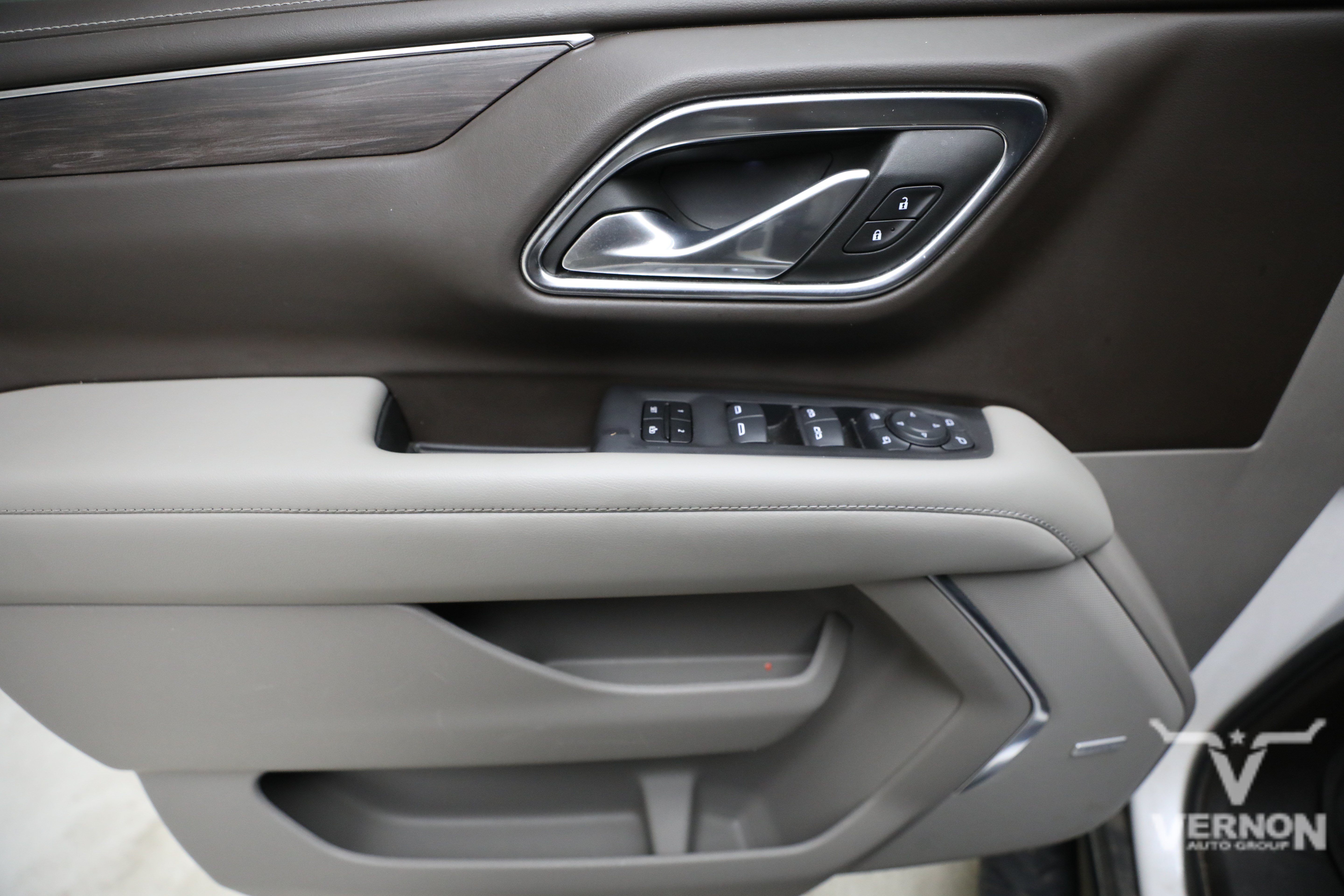 Used 2024 Iridescent Pearl Tricoat Chevrolet Y image 18