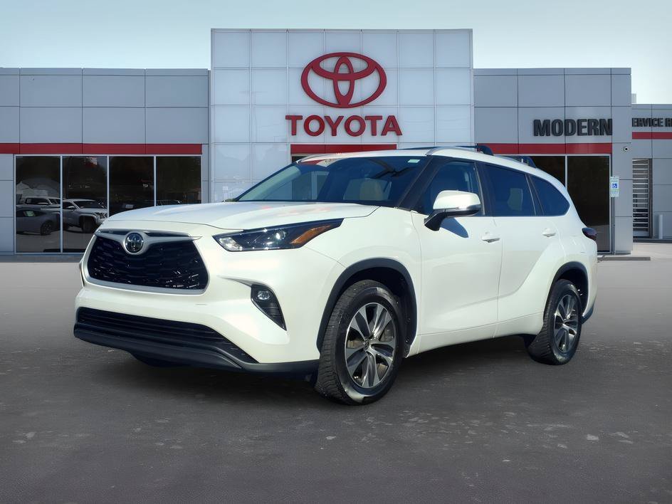 Used 2023 Pearl Toyota XLE image 1