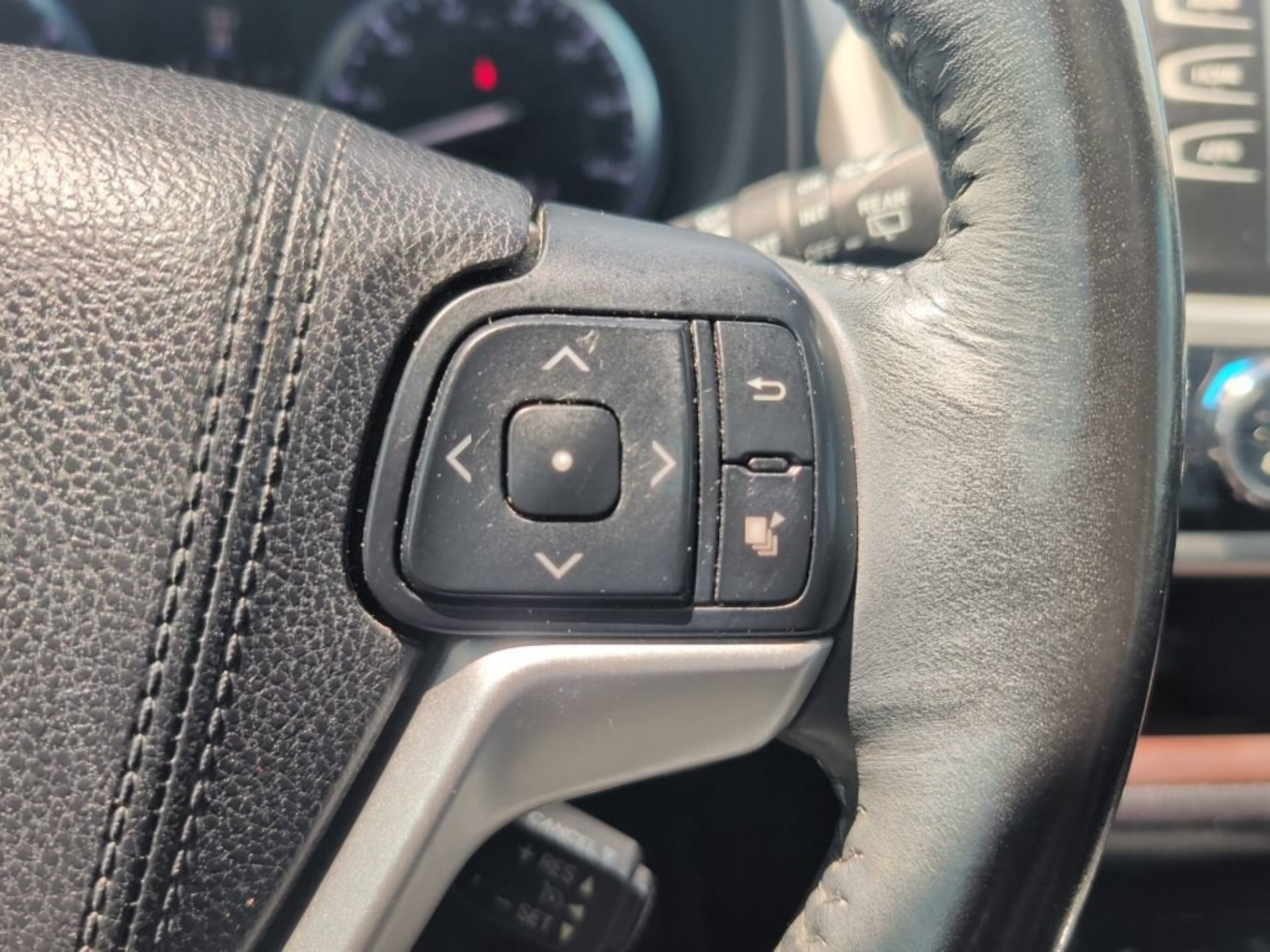 Used 2016 Predawn Gray Mica Toyota XLE image 18