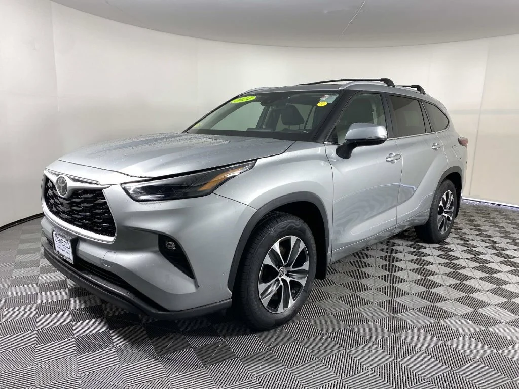 Used 2024 Silver Toyota XLE image 4