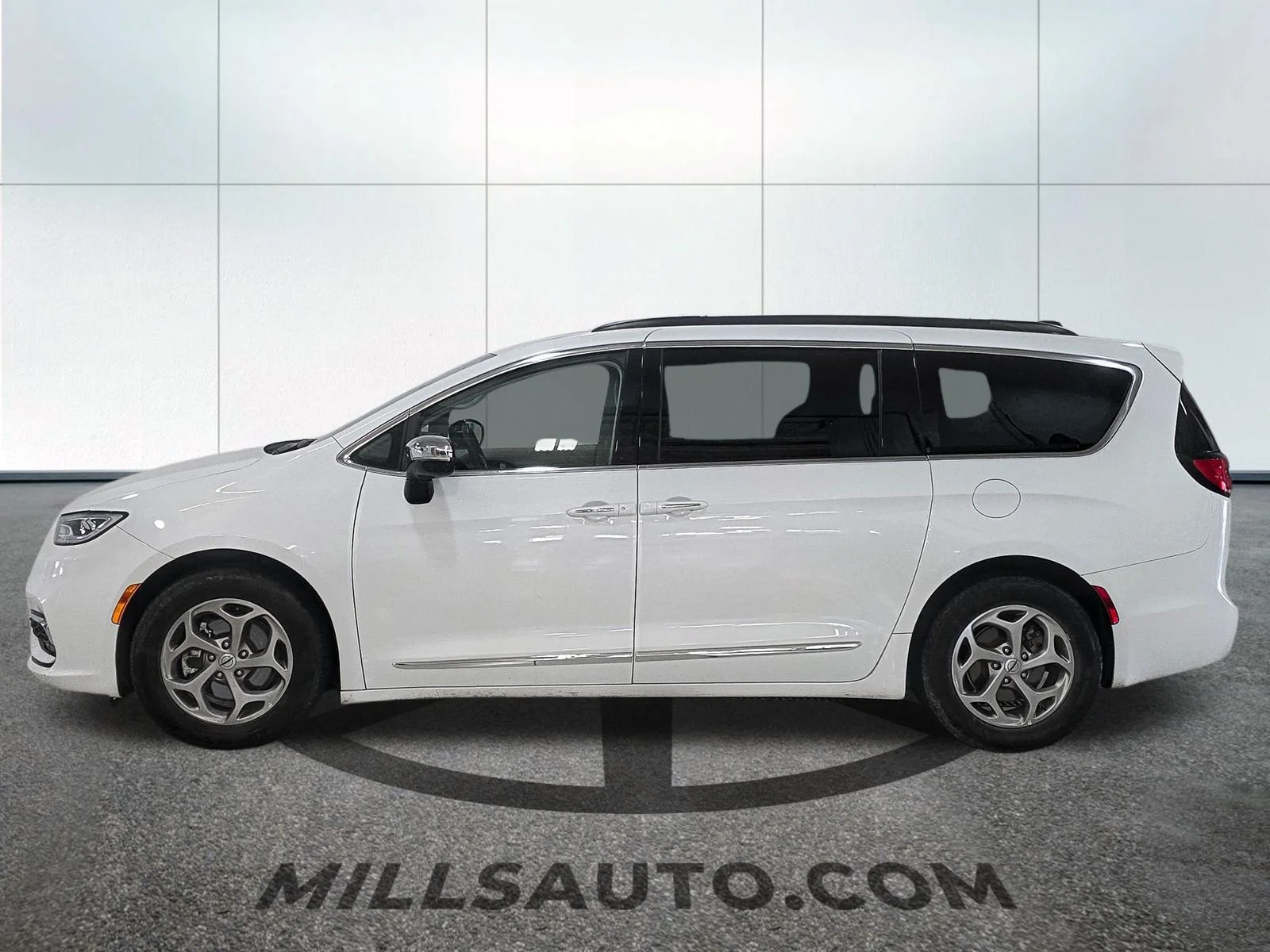 Used 2023 White Chrysler Limited image 3