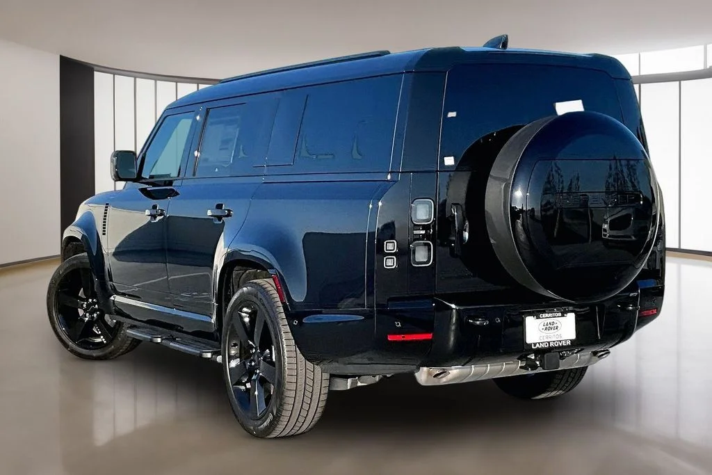 New 2026 Black Land Rover X-Dynamic SE image 3