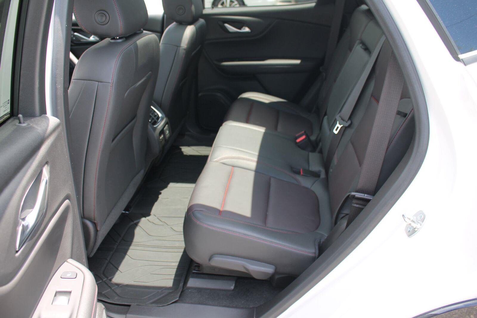 Used 2025 Iridescent Pearl Tricoat Chevrolet RS image 31