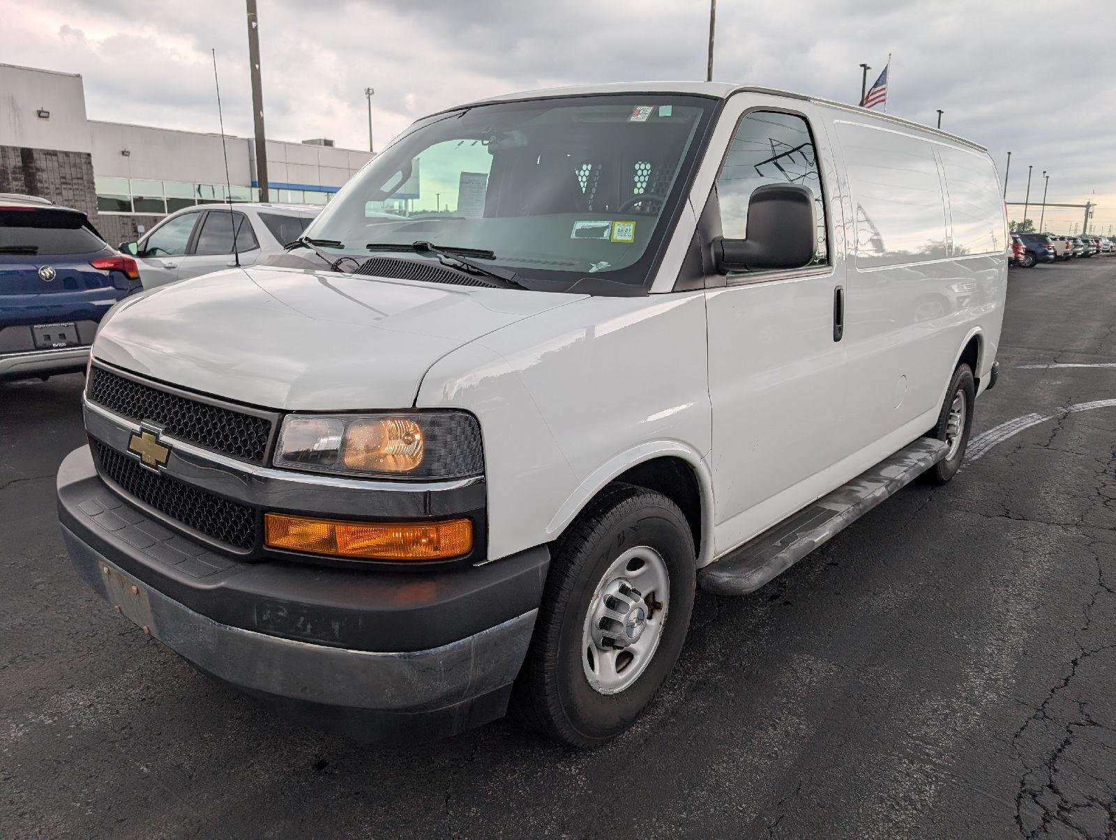 Used 2018 Summit White Chevrolet  image 4