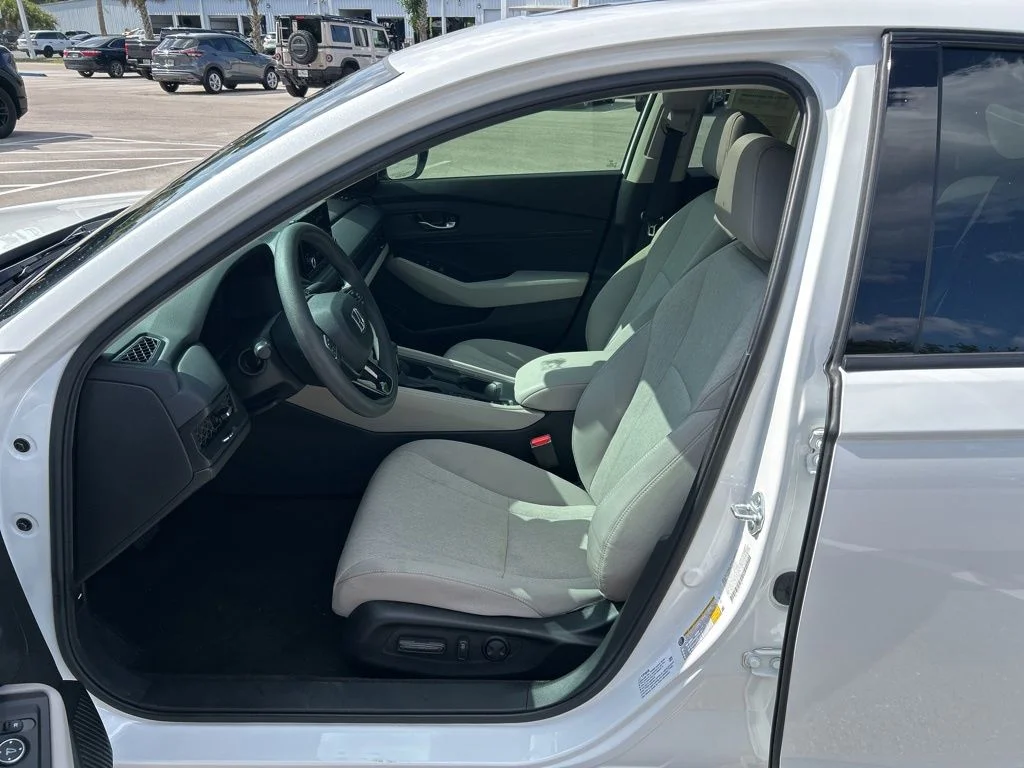 Used 2025 Platinum White Pearl Honda SE image 15