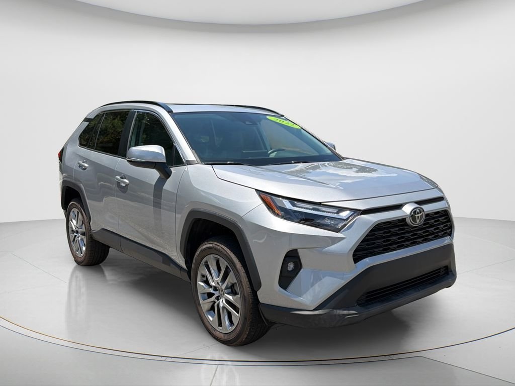 Used 2022 Silver Toyota XLE Premium image 9
