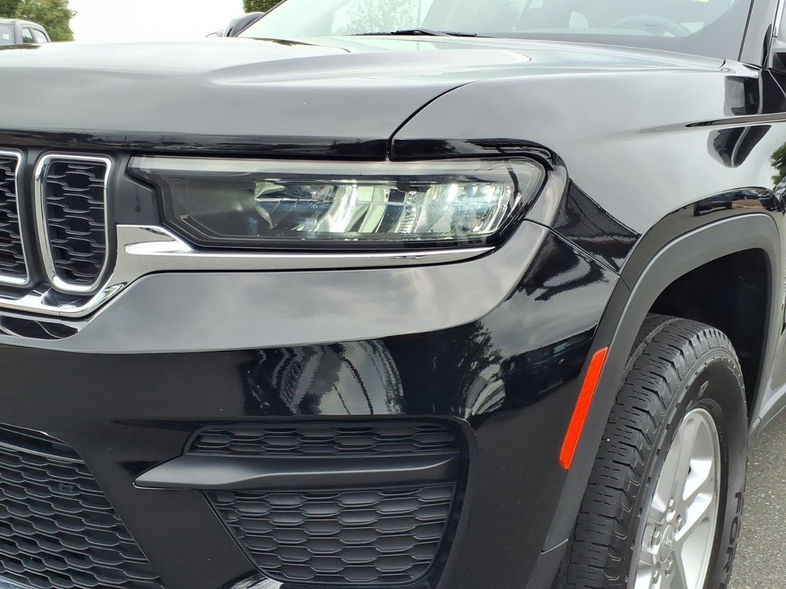 Used 2022 Diamond Black Crystal Pearlcoat Jeep Laredo image 15