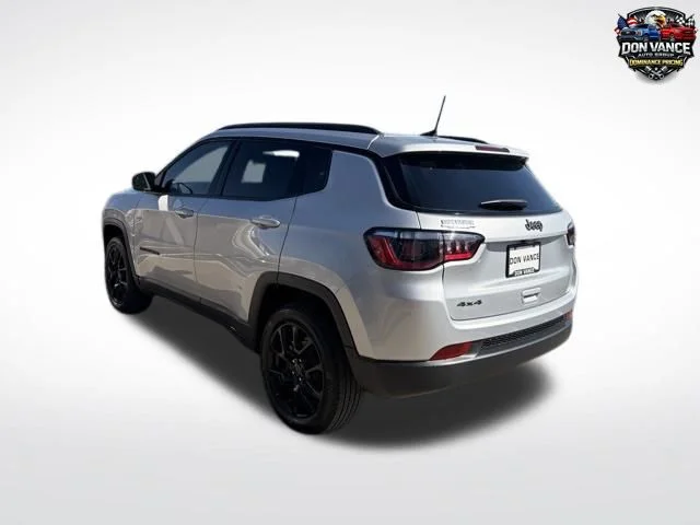 New 2026 Silver Zynith Metallic Clearcoat Jeep Latitude image 3