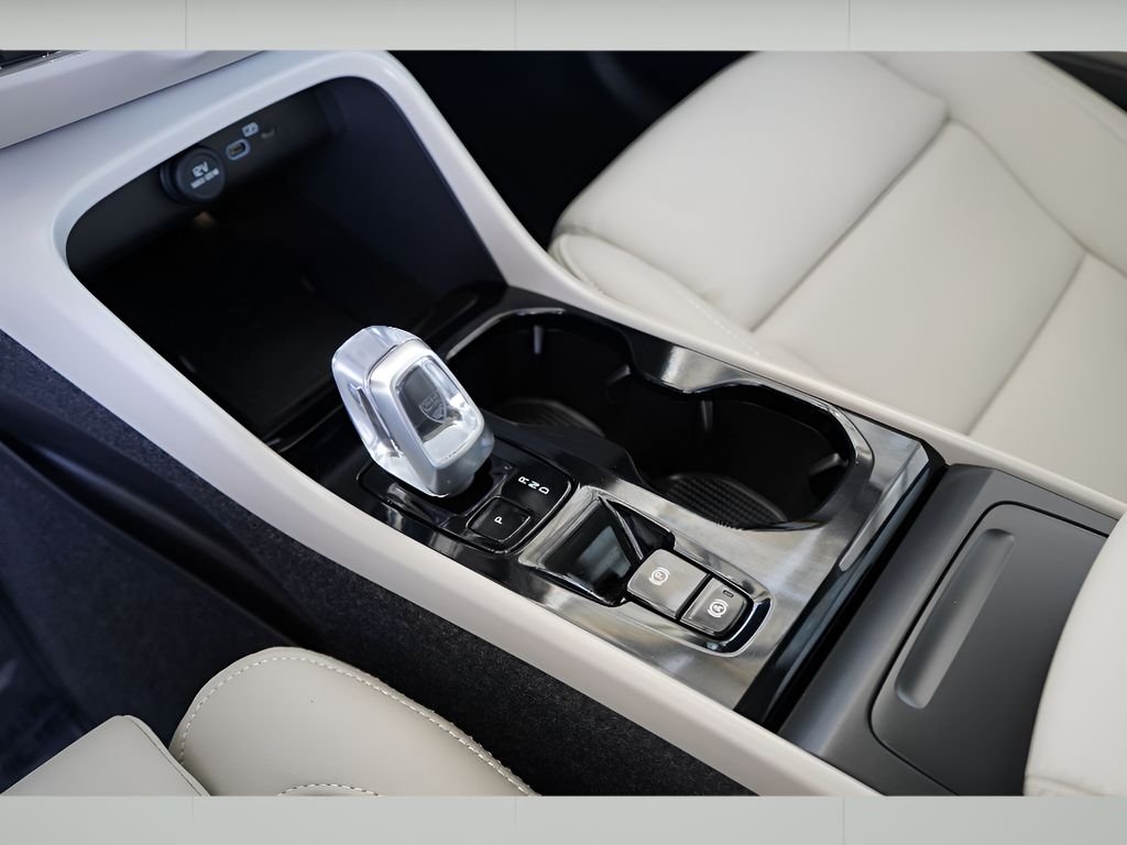 2026 Volvo XC40 Plus - Photo 17
