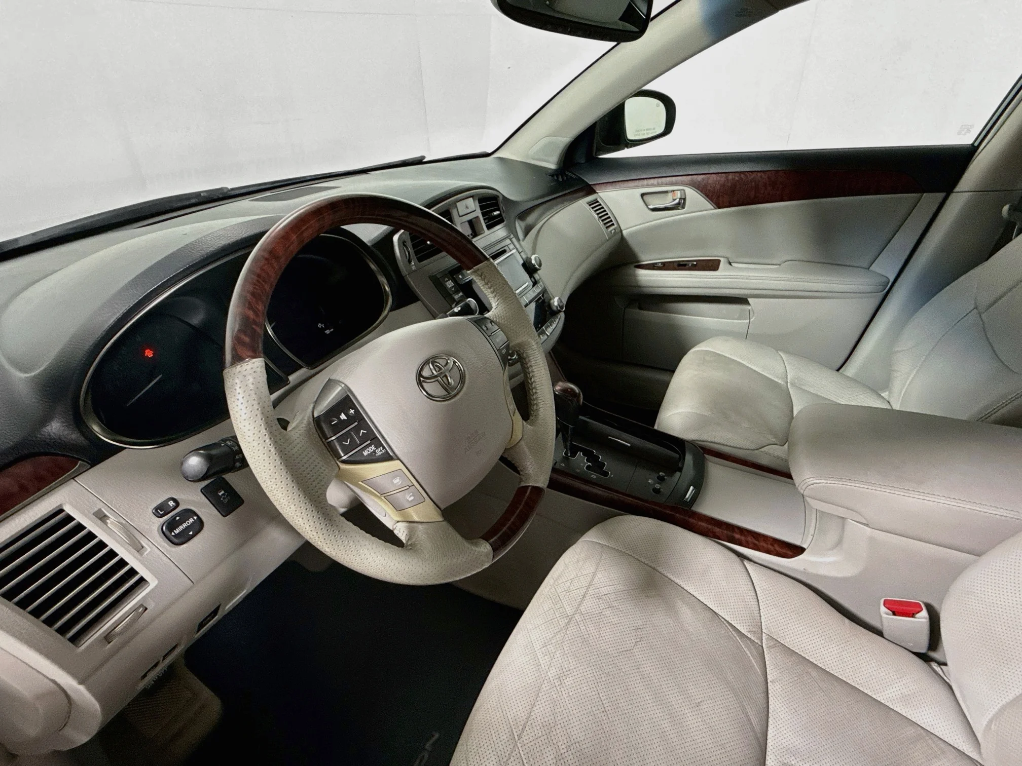 Used 2011 Cypress Pearl Toyota Limited image 9