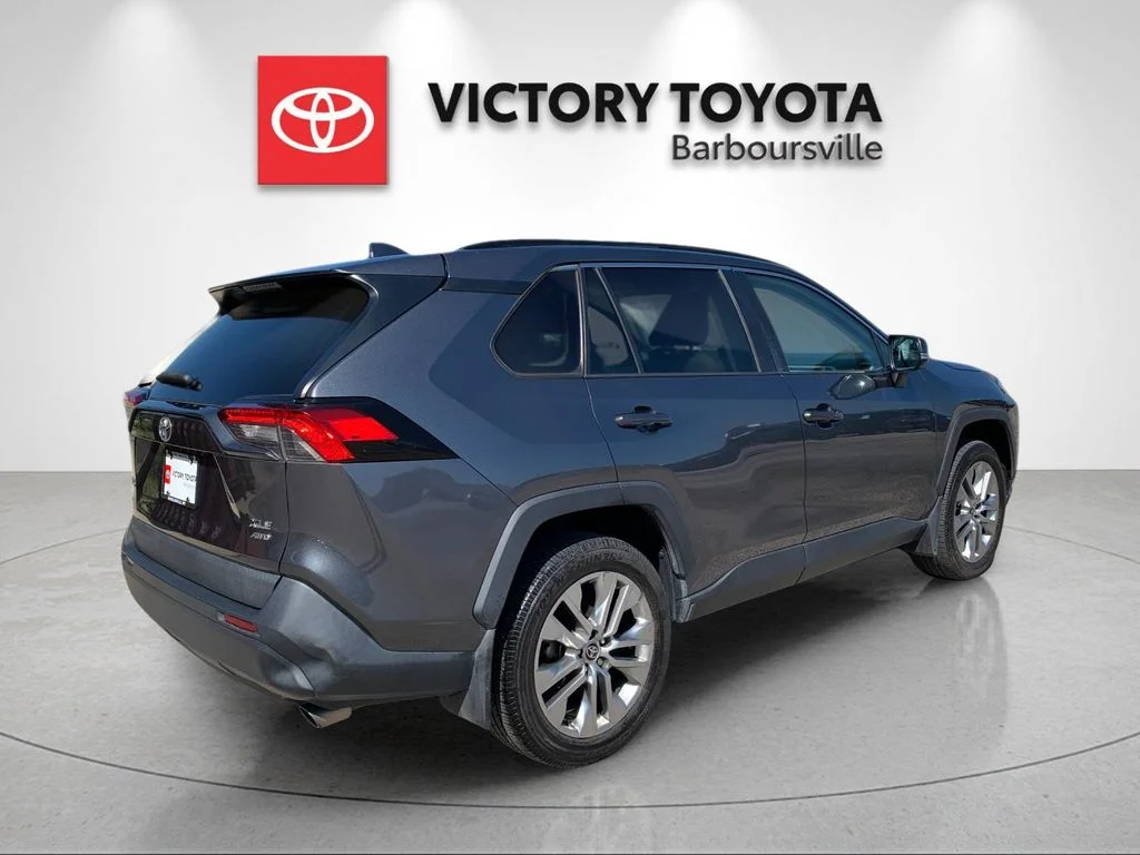 Used 2021 Gray Toyota XLE Premium image 7