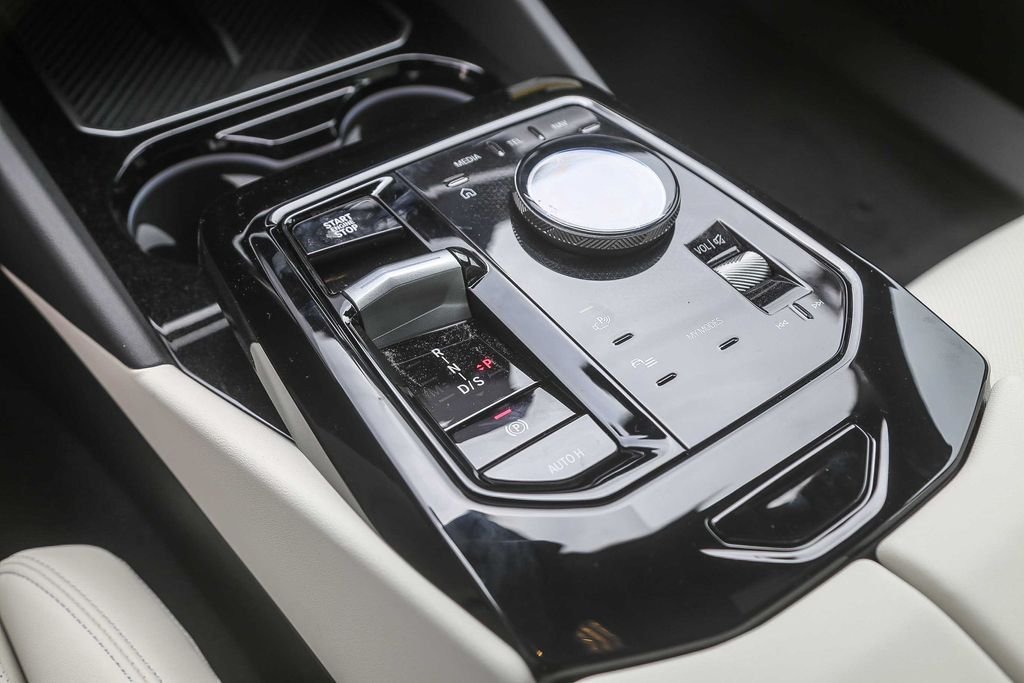 New 2027 Brooklyn Grey Metallic BMW 550e xDrive image 15