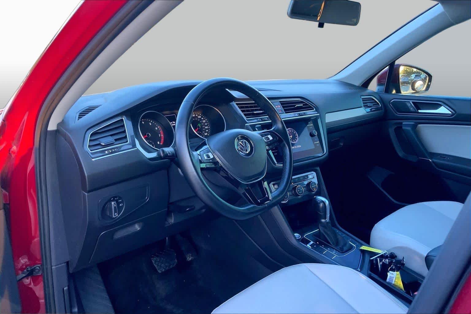 Used 2018 Cardinal Red Metallic Volkswagen SE image 17