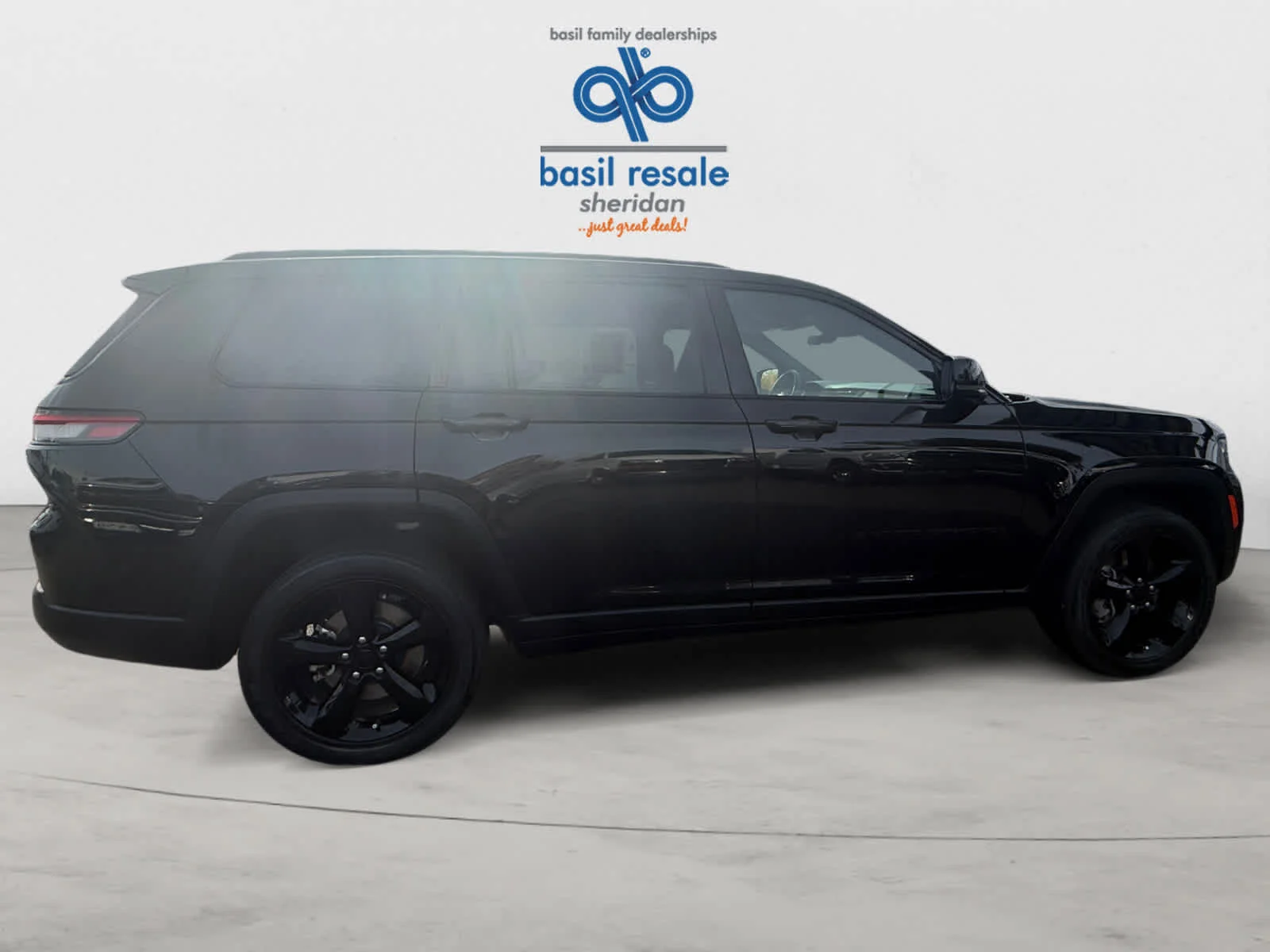 Used 2023 Diamond Black Crystal Pearlcoat Jeep Altitude image 8