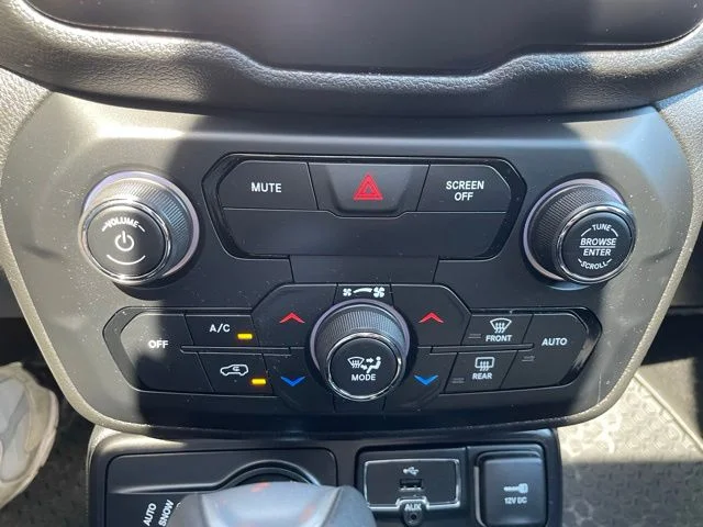 Used 2018 Blue Jeep Latitude image 20