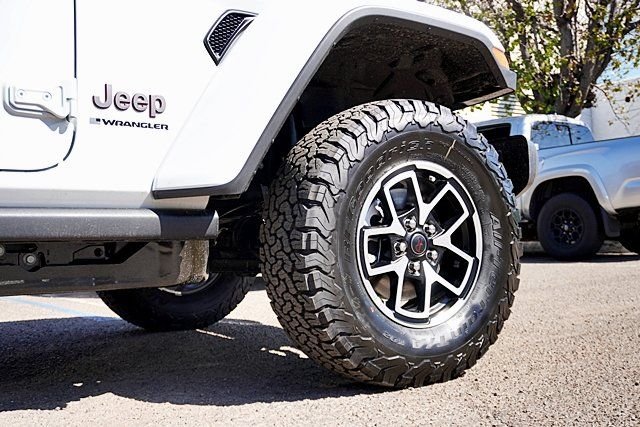 New 2026 Bright White Clear-Coat Exterior Paint Jeep Rubicon image 9