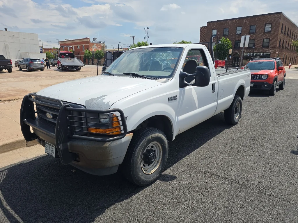 Used 2001 White Ford XL image 2