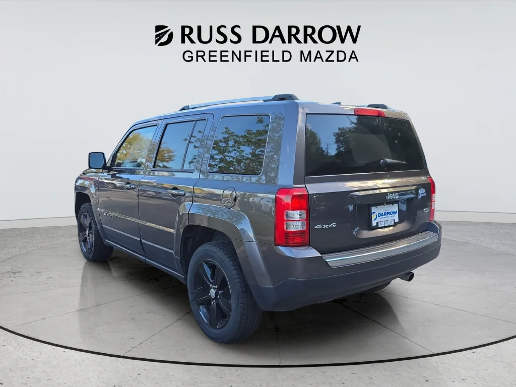 Used 2016 Gray Jeep Latitude image 3