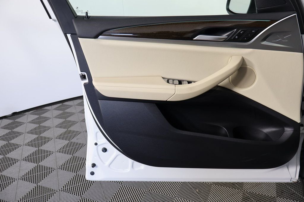 Used 2024 White BMW sDrive30i image 12
