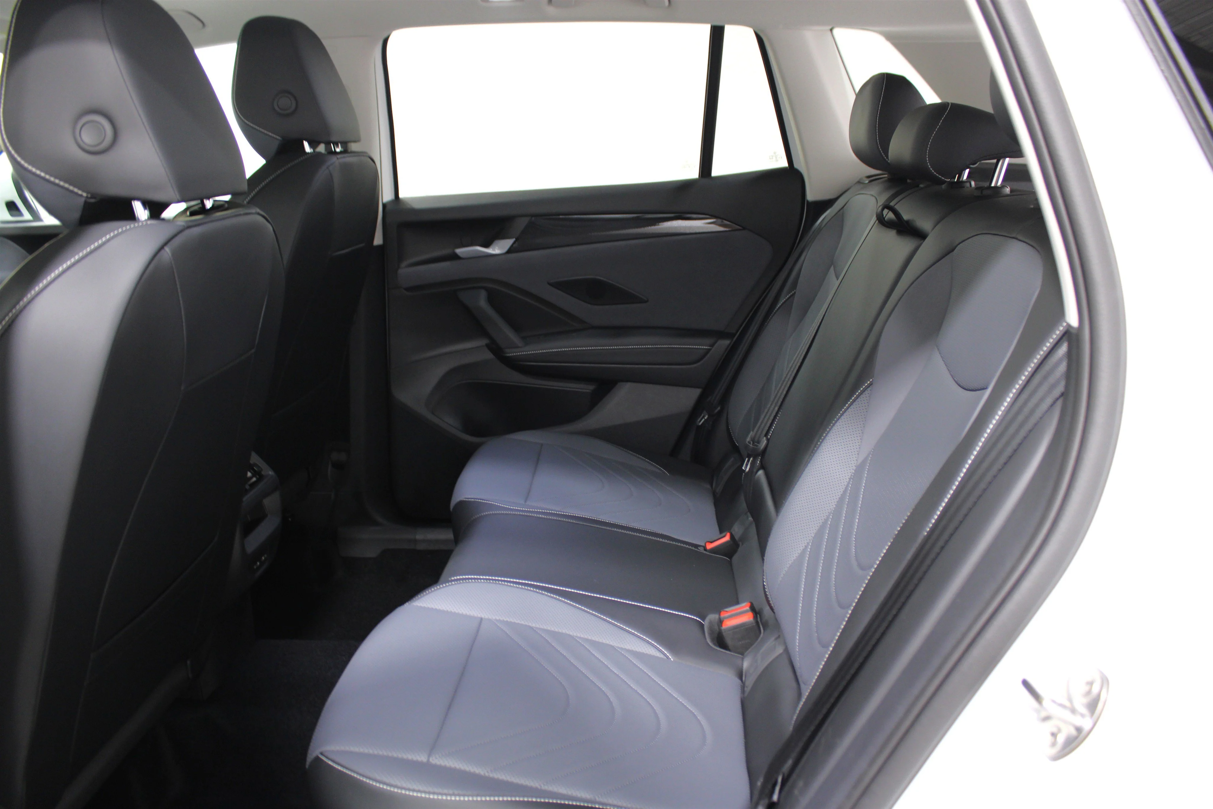 New 2026 Pure White Volkswagen SE image 19
