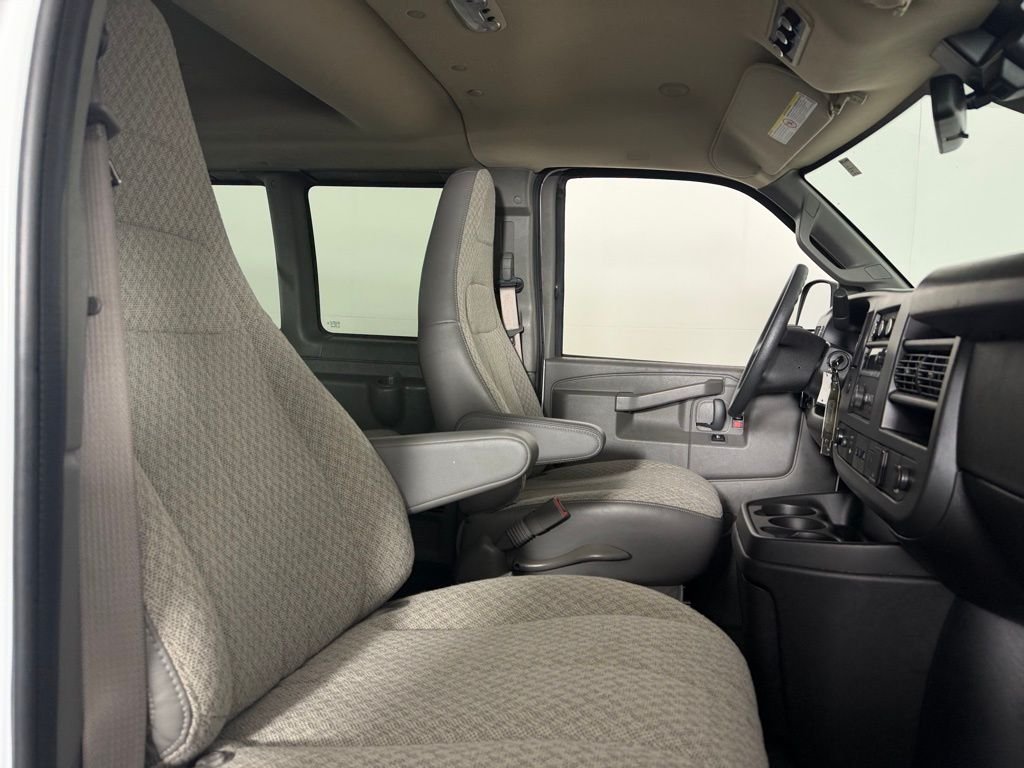 Used 2025 White Chevrolet LT Passenger image 27
