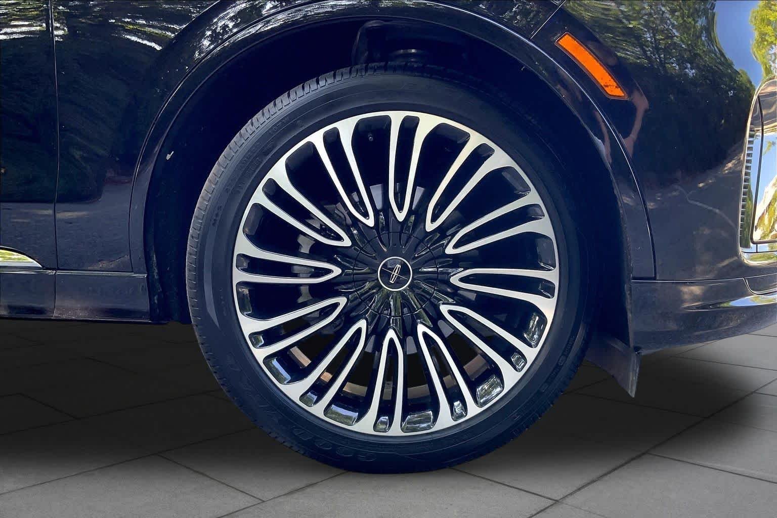 Used 2025 Infinite Black Metallic Clearcoat Lincoln Black Label image 10