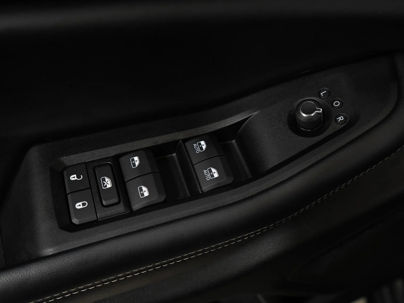 Used 2025 Diamond Black Crystal Pearlcoat Jeep Altitude image 20