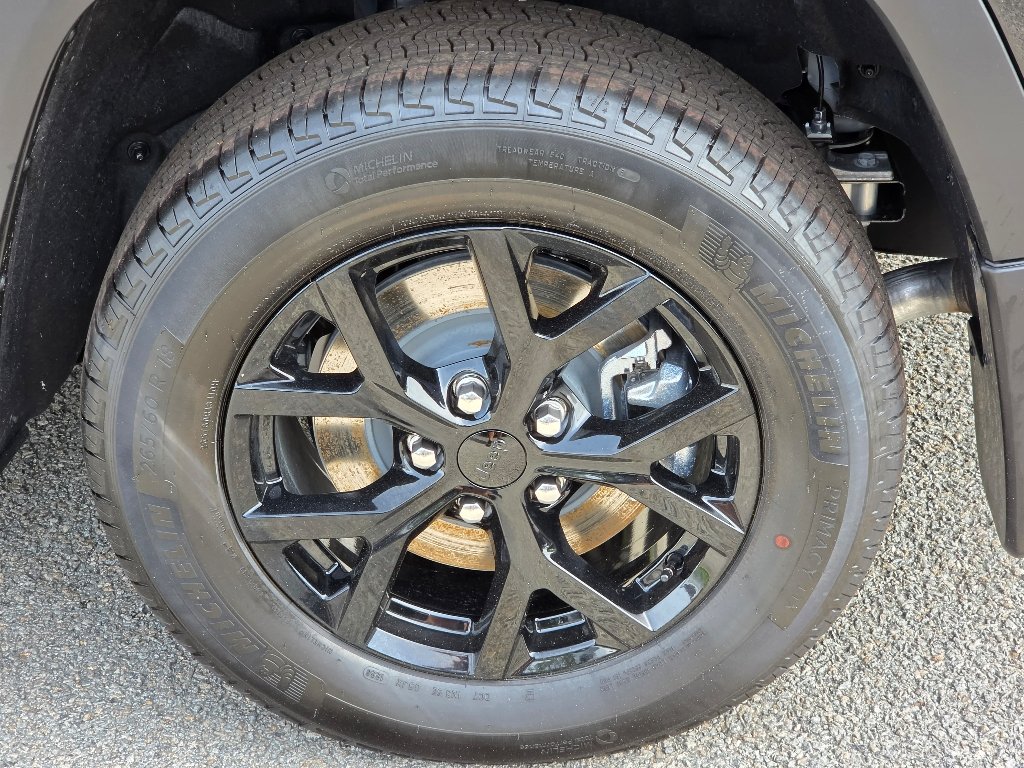 New 2026 Diamond Black Crystal Pearl-Coat Exterior Paint Jeep Laredo image 4
