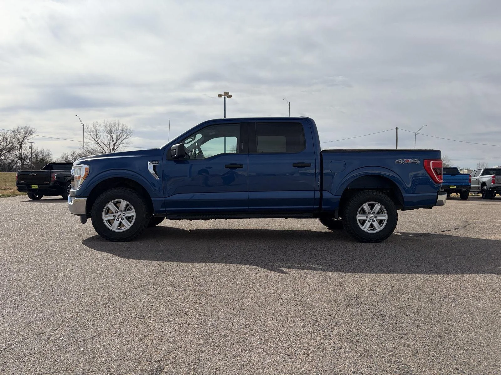 Used 2022  Ford XL image 4