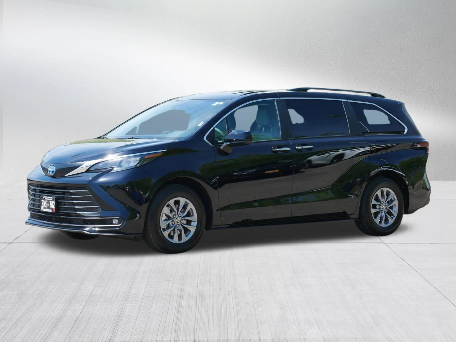 Used 2025 Toyota Sienna XLE with VIN 5TDJSKFC6SS197185 for sale in Vadnais Heights, Minnesota