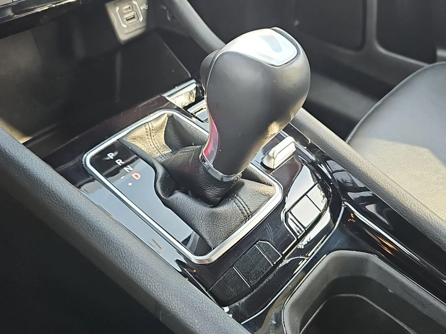 Used 2025 Diamond Black Jeep Limited image 19