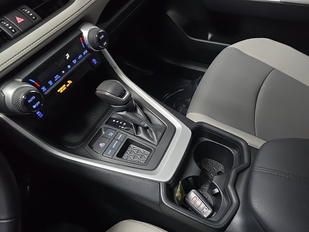 Used 2021 Silver Toyota XLE Premium image 27