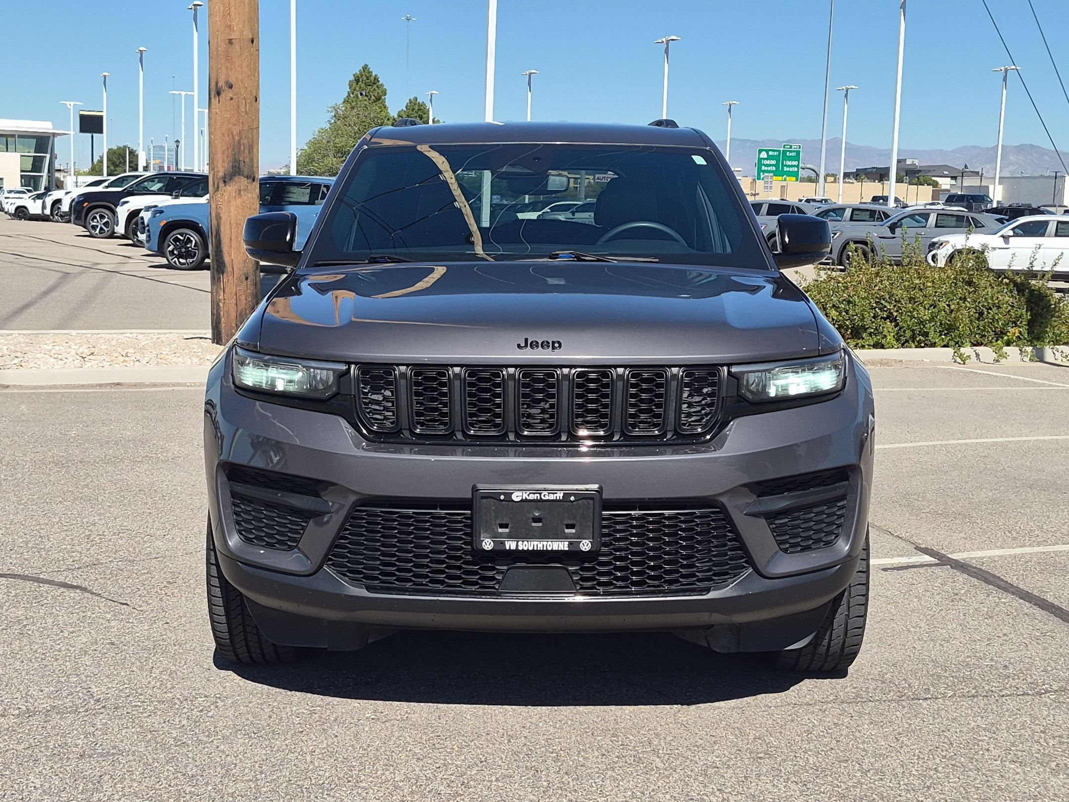 Used 2024 Baltic Gray Metallic Clearcoat Jeep Altitude image 9