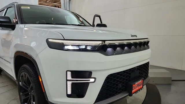 New 2026 Bright White Clear-Coat Exterior Paint Jeep Summit Obsidian image 16